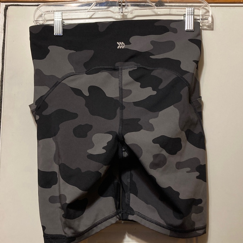 High-Waist Black & Gray Camo Athletic Shorts M